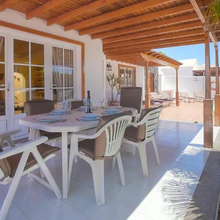 Puerto Del Carmen Sleeps 6 Pool Wifi Villa Puerto del Carmen (Lanzarote)