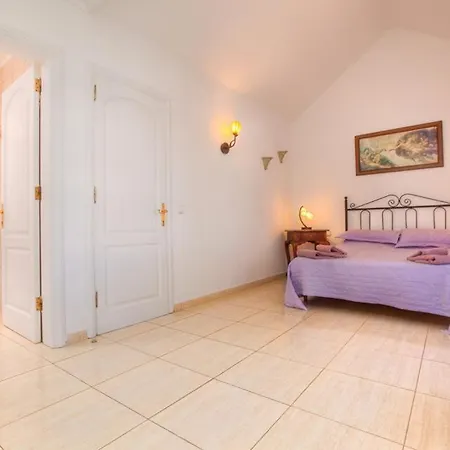 Puerto Del Carmen Sleeps 6 Pool Wifi Villa *
